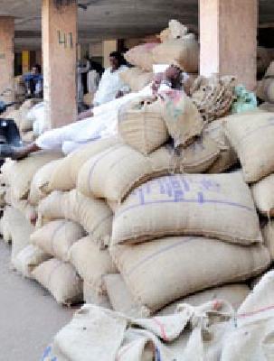 Range at Nafed Center | नाफेडच्या केंद्रावर रांगा