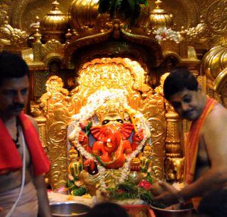 Sapphilinas in the temple of Siddhivinaya will not be found in the puja | सिद्धिविनायक मंदिरात श्रीफळाविना मिळणार पूजेचं ताट Sapphilinas in the temple of Siddhivinaya will not be found in the puja | सिद्धिविनायक मंदिरात श्रीफळाविना मिळणार पूजेचं ताट