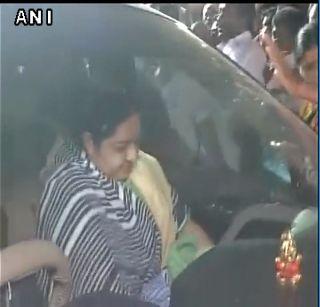 Jayalalitha's niece's entry into politics | जयललितांच्या भाचीचा राजकारणात प्रवेश Jayalalitha's niece's entry into politics | जयललितांच्या भाचीचा राजकारणात प्रवेश