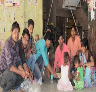 They celebrate the 'Valentine's Day' | त्यांनी अन्नदान करून साजरा केला ‘व्हॅलेन्टाईन डे’ They celebrate the 'Valentine's Day' | त्यांनी अन्नदान करून साजरा केला ‘व्हॅलेन्टाईन डे’