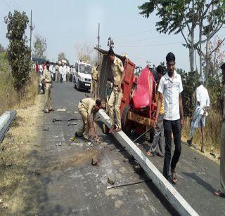 Three poles of iron poles fall on them | लोखंडी पोल अंगावर पडून तिघांचा मृत्यू