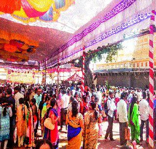 Thousands take a look at Chintamani's look | हजारोंनी घेतले चिंतामणीचे दर्शन