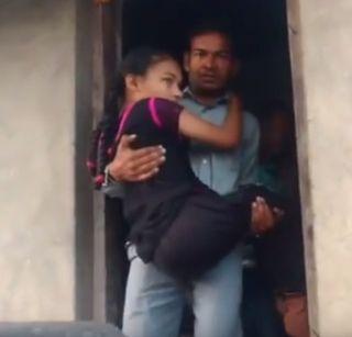 VIDEO - Dervyg Shankar's classical journey has become the father of 'Sarathi'! | VIDEO - दिव्यांग श्रेयाच्या शैक्षणिक प्रवासात वडील झाले ‘सारथी’!