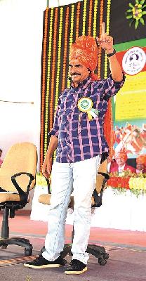 Do the competition yourself, not the other | स्पर्धा स्वत:शी करा, दुसऱ्याशी नको