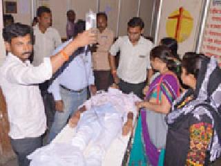 Youth and youth survive after being brought under the truck | ट्रकखाली येऊनही तरूण-तरूणी बचावले Youth and youth survive after being brought under the truck | ट्रकखाली येऊनही तरूण-तरूणी बचावले