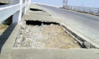 The pedestrian path on the bridge is dangerous | पुलावरील पादचारी मार्ग धोक्याचा The pedestrian path on the bridge is dangerous | पुलावरील पादचारी मार्ग धोक्याचा