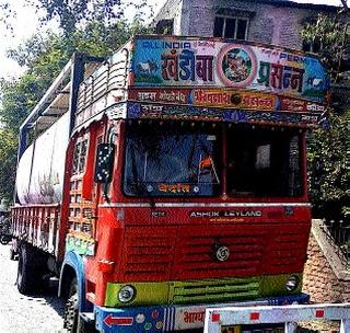 Pran is saved by the thief from the truck driver who burns the fire | आगीत जळत असलेल्या ट्रकचालकाचे ठाणेदाराने वाचविले प्राण Pran is saved by the thief from the truck driver who burns the fire | आगीत जळत असलेल्या ट्रकचालकाचे ठाणेदाराने वाचविले प्राण