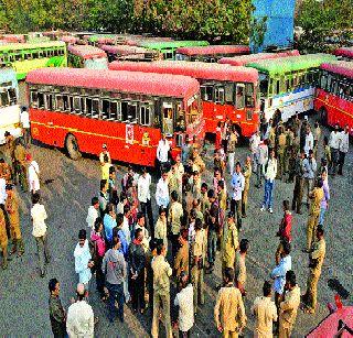 Steeplechase strikes at the station | एसटीचालकाला स्थानकात मारहाण Steeplechase strikes at the station | एसटीचालकाला स्थानकात मारहाण