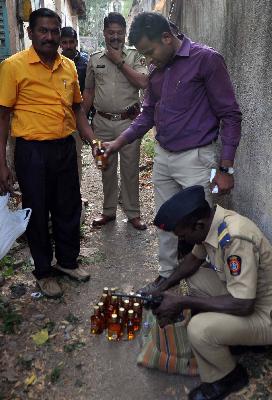 Hey ... our house seems to have too much alcohol! | अहो...आमच्या घरी खूप दारू आली वाटण्यासाठी !