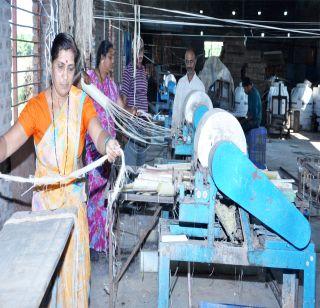 Unique project in the state of yarn production from the banana field | केळी खोडापासून धागा निर्मितीचा राज्यातील अनोखा प्रकल्प Unique project in the state of yarn production from the banana field | केळी खोडापासून धागा निर्मितीचा राज्यातील अनोखा प्रकल्प