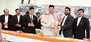 Take a meeting with the Prime Minister for the circuit Bench | सर्किट बेंचसाठी पंतप्रधानांची भेट घेऊ Take a meeting with the Prime Minister for the circuit Bench | सर्किट बेंचसाठी पंतप्रधानांची भेट घेऊ