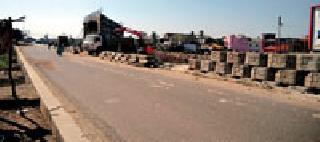 Work on the flyover | उड्डाणपुलाचे काम कासवगतीने Work on the flyover | उड्डाणपुलाचे काम कासवगतीने