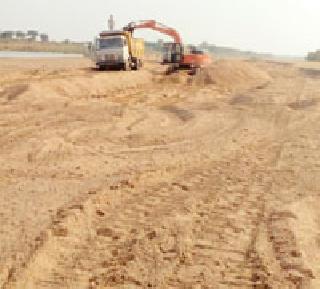 The illegal open excavation of sand from the Ashta Ghat in Ponhurbana | पोंभुर्णा येथील आष्टा घाटावरुन रेतीचे खुलेआम अवैध उत्खनन