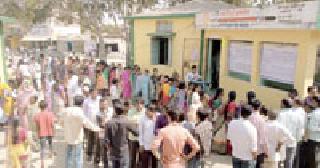 Numerous voters are deprived | असंख्य मतदार वंचित Numerous voters are deprived | असंख्य मतदार वंचित