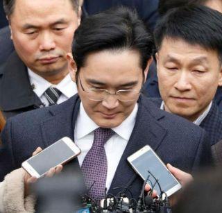 The accused of Samsung bribed the president, bribed the president | सॅमसंगच्या प्रमुखाला अटक, राष्ट्रपतींना लाच दिल्याचा आरोप The accused of Samsung bribed the president, bribed the president | सॅमसंगच्या प्रमुखाला अटक, राष्ट्रपतींना लाच दिल्याचा आरोप