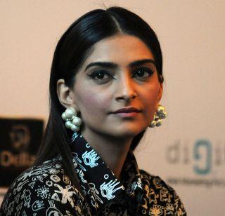 Sonam Kapoor to act in Sanjay Dutt's film Madhuri | संजय दत्तच्या सिनेमात सोनम कपूर साकारणार धक-धक गर्ल माधुरी Sonam Kapoor to act in Sanjay Dutt's film Madhuri | संजय दत्तच्या सिनेमात सोनम कपूर साकारणार धक-धक गर्ल माधुरी