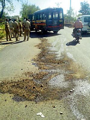 Police vehicles hit each other | पोलिसांची वाहने एकमेकांवर धडकली