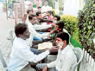 The service of the artisans in the solstice of the Divya Sangh | दिव्यांगांच्या सामूहिक विवाह सोहळ्यात सलून कारागिरांची सेवा