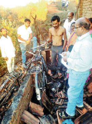 Firewood | आगीत गुरांचा गोठा जळून खाक