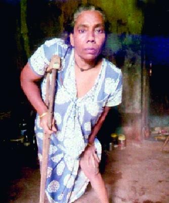 Water in the eyes of a disabled woman | अपंग, निराधार महिलेच्या डोळ्यांत पाणी Water in the eyes of a disabled woman | अपंग, निराधार महिलेच्या डोळ्यांत पाणी