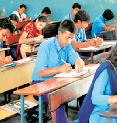 Examinations will be held in the supervision of sitting squads | बैठे पथकांच्या निगराणीत होणार परीक्षा