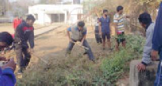 Players cleaned the package | खेळाडूंनी संकुल केले स्वच्छ