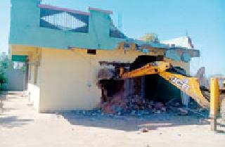 Roy's house fell on the next day | रॉयच्या घरावर दुसऱ्या दिवशीही पडला हातोडा