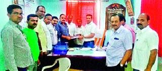 Manmad has defaulted on the officials of MSEDCL | मनमाडला महावितरणच्या अधिकाऱ्यांची मनमानी Manmad has defaulted on the officials of MSEDCL | मनमाडला महावितरणच्या अधिकाऱ्यांची मनमानी