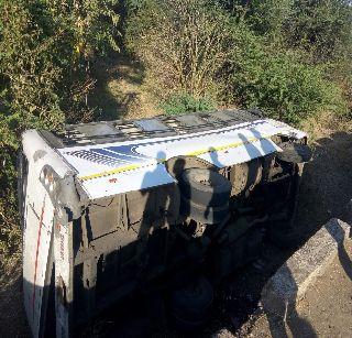 V-Hadda's luxury bus plunged, 30 injured | व-हाडाची लक्झरी बस पलटली, 30 जण जखमी