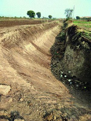 Work of the work of the work of the palanquin talavade done by the labor | श्रमदानातून केले तळवाडे भामेर कालव्याचे काम