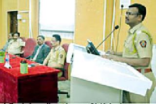 Police force stresses on making hi-tech | पोलीस दल हायटेक बनविण्यावर भर Police force stresses on making hi-tech | पोलीस दल हायटेक बनविण्यावर भर