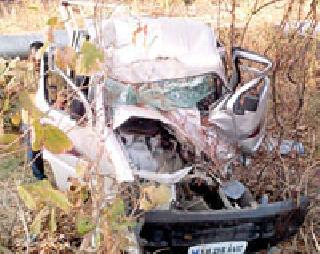 Three seriously injured with a health worker in the accident | अपघातात आरोग्य कर्मचाऱ्यासह तीन गंभीर Three seriously injured with a health worker in the accident | अपघातात आरोग्य कर्मचाऱ्यासह तीन गंभीर
