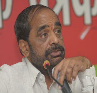 Manmohan Singh had no common sense; Hansraj Ahir's tongue dropped | मनमोहन सिंह यांना अक्कल नव्हती, हंसराज अहिरांची जीभ घसरली