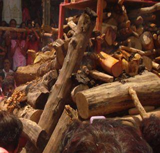 Dead body cremated during funeral | अंत्यसंस्कारावेळी जिवंत झाला मृतदेह Dead body cremated during funeral | अंत्यसंस्कारावेळी जिवंत झाला मृतदेह