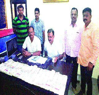 55 lakh old notes were seized | ५५ लाखांच्या जुन्या नोटा जप्त 55 lakh old notes were seized | ५५ लाखांच्या जुन्या नोटा जप्त