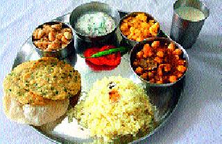 Cheap food, travel and free gas lithers! | स्वस्तात भोजन, प्रवास आणि फुकटात गॅस लायटर !