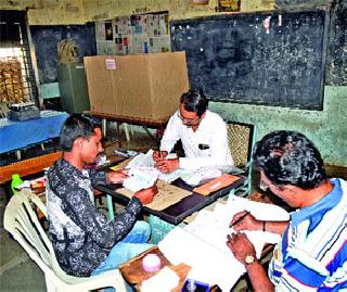 Voters do not have fan because of polling staff | पंखे नसल्याने मतदान कर्मचाऱ्यांना चिंता Voters do not have fan because of polling staff | पंखे नसल्याने मतदान कर्मचाऱ्यांना चिंता