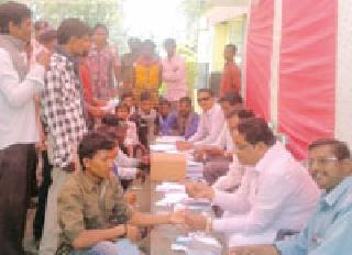Till then, the laboratory camp for the laborers | तोहोगावात मजुरांकरिता रोगनिदान शिबिर Till then, the laboratory camp for the laborers | तोहोगावात मजुरांकरिता रोगनिदान शिबिर