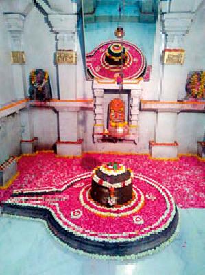 Hemadpanthi started the journey of the Rudreshwar temple | हेमाडपंथी रूद्रेश्वर मंदिरात यात्रा महोत्सवाला प्रारंभ Hemadpanthi started the journey of the Rudreshwar temple | हेमाडपंथी रूद्रेश्वर मंदिरात यात्रा महोत्सवाला प्रारंभ