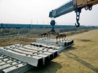 With the help of ballast and roll | गिट्टी व रुळ बसविण्याचे काम सोबतच With the help of ballast and roll | गिट्टी व रुळ बसविण्याचे काम सोबतच