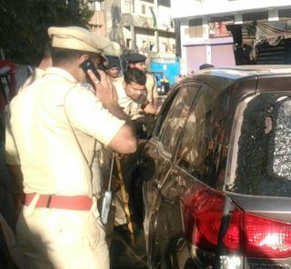 VIDEO - A vehicle filled with weapons, in a live polling station | VIDEO - हत्याराने भरलेले वाहन थेट मतदान केंद्रावर VIDEO - A vehicle filled with weapons, in a live polling station | VIDEO - हत्याराने भरलेले वाहन थेट मतदान केंद्रावर