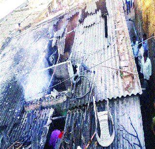 The loss of goods in the cylinder blast in Uran | उरणमध्ये सिलिंडरच्या स्फोटात वस्तूंचे नुकसान The loss of goods in the cylinder blast in Uran | उरणमध्ये सिलिंडरच्या स्फोटात वस्तूंचे नुकसान