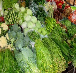 The trader, who will give a lot of fruit and vegetables only in rupees | केवळ रुपयामध्ये किलोभर फळं-भाजी देणार हा व्यापारी The trader, who will give a lot of fruit and vegetables only in rupees | केवळ रुपयामध्ये किलोभर फळं-भाजी देणार हा व्यापारी