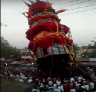 VIDEO: The chariot collapses on devotees, 6 critically injured in buses | VIDEO: बसवेश्वर यात्रेत भाविकांवर रथ कोसळला, 6 गंभीर जखमी