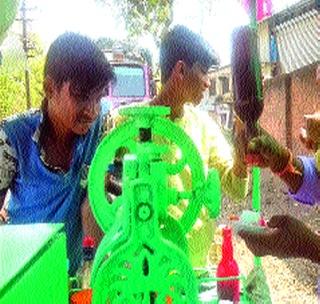 Shooting of 'inedible ice' 'shells'! | अखाद्य बर्फाचे जीवघेणे ‘गोले’! Shooting of 'inedible ice' 'shells'! | अखाद्य बर्फाचे जीवघेणे ‘गोले’!