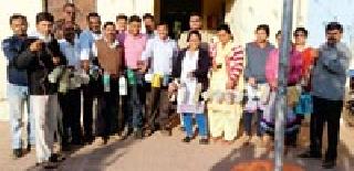 Who woke up if someone threw a smile | कुणी फेकले टमरेल तर कुणी ठोकली धूम