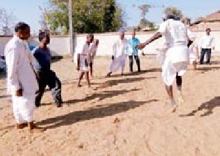 Senior Kabaddi: | ज्येष्ठांची कबड्डी :