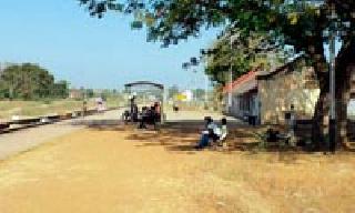 Waiting for the train under the migratory tree | प्रवासी करतात झाडाखाली रेल्वेची प्रतीक्षा