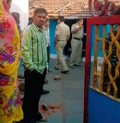 Stacked stones at home | माथेफिरूकडून घरांवर दगडफेक Stacked stones at home | माथेफिरूकडून घरांवर दगडफेक