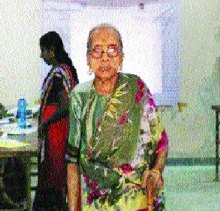 107-year-old granddaughter sticks up | काठी टेकत आल्या १०७ वर्षांच्या आजीबाई 107-year-old granddaughter sticks up | काठी टेकत आल्या १०७ वर्षांच्या आजीबाई